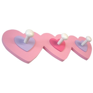 <div>PERCHA MADERA 3 CORAZONES ROSAS 907RS</div>